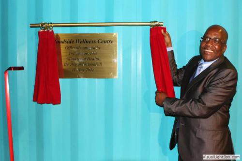 dr aaron motsoaledi unveiling the plaque and officially opens the centre